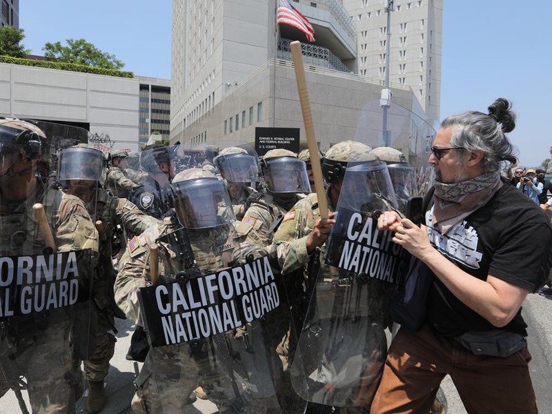 Askari wa Kikosi cha Ulinzi wa Taifa cha California wakikabiliana na waandamanaji mbele ya Kituo cha Kizuizi cha Serikali Kuu cha Los Angeles, mjini Los Angeles, California, Marekani, Juni 8, 2025. (Picha na Qiu Chen/Xinhua)