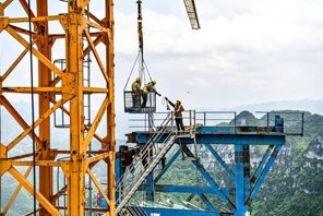Wajenzi waendelea kujenga daraja refu zaidi duniani katika Mkoa wa Guizhou wa China