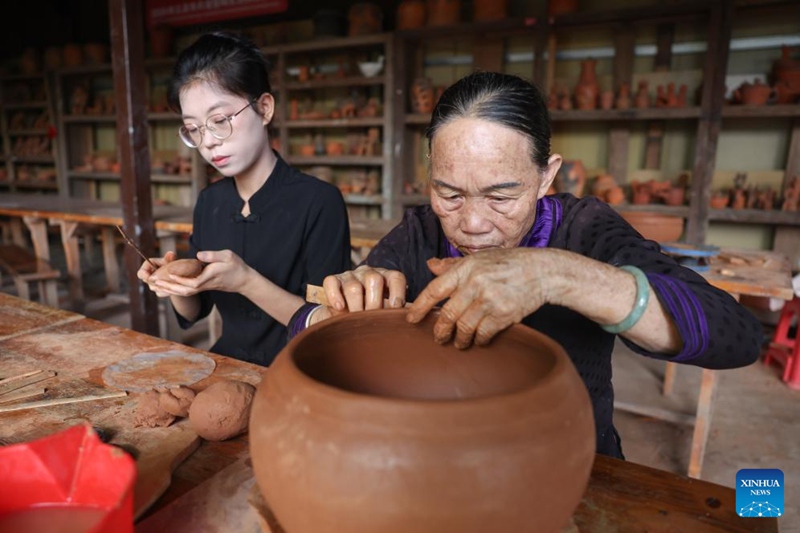 Kijiji cha Heitu Kusini mwa China chaanzisha ushirika kuendeleza vyombo vya ufinyanzi vya Kabila la Wali