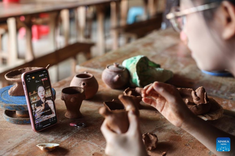 Kijiji cha Heitu Kusini mwa China chaanzisha ushirika kuendeleza vyombo vya ufinyanzi vya Kabila la Wali