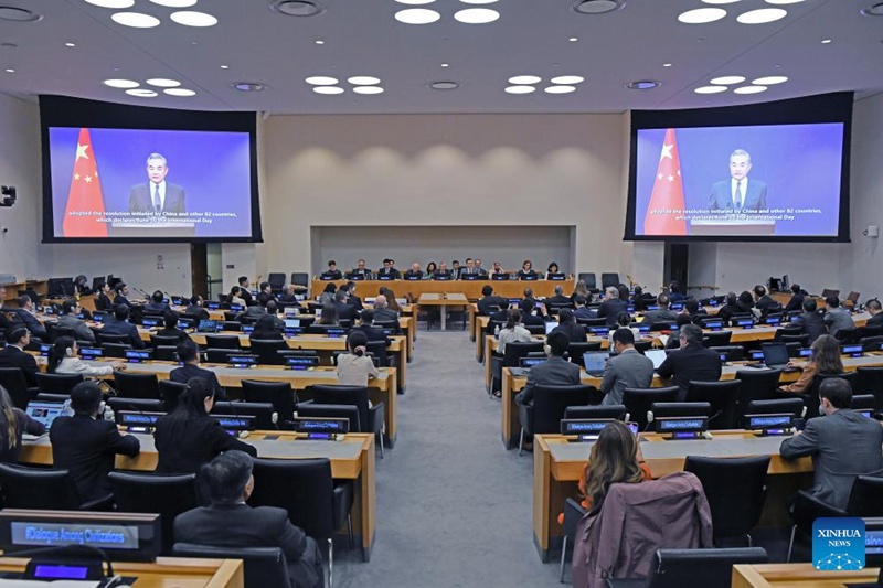 Waziri wa Mambo ya Nje wa China Wang Yi, ambaye pia ni mjumbe wa Ofisi ya Siasa ya Kamati Kuu ya Chama cha Kikomunisti cha China (CPC), akitoa ujumbe kwa njia ya video kwenye mazungumzo ya kaulimbiu kwa ajili ya kuadhimisha mwaka wa kwanza wa Siku ya Kimataifa ya Mazungumzo kati ya Ustaarabu kwenye makao makuu ya Umoja wa Mataifa mjini New York, Juni 9, 2025. (Xinhua/Li Rui)