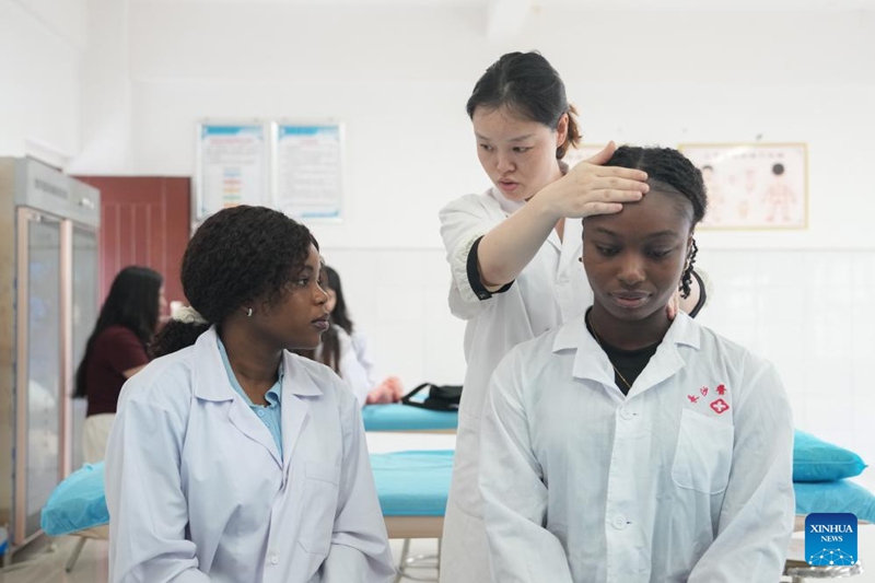Ekpene Mabel Solomon (kushoto) akijifunza masaji ya tuina katika Chuo Kikuu cha Matibabu cha Changsha katika Mkoa wa Hunan, katikati mwa China, Mei 29, 2025. (Xinhua/Xue Yuge)