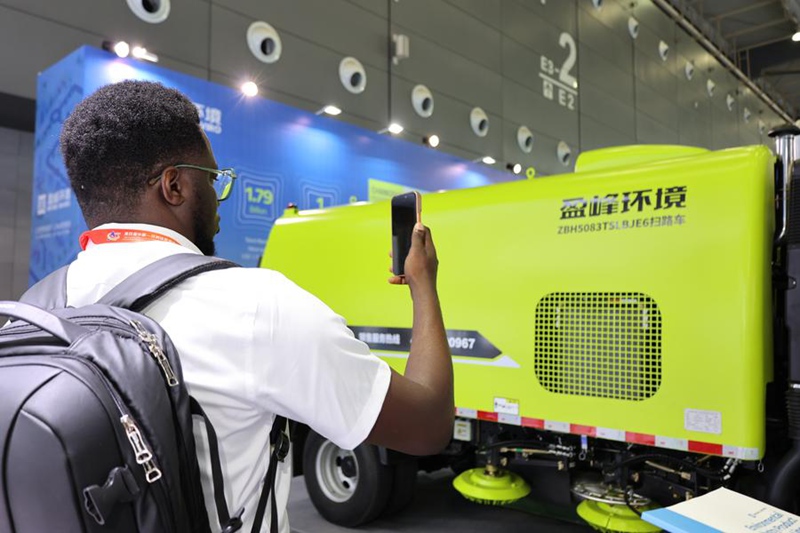 Mtembeleaji maonyesho akipiga picha za gari la usafi wa mazingira kutoka kampuni ya teknolojia ya mazingira ya China ya Infore Enviro kwenye Maonyesho ya nne ya Uchumi na Biashara ya China na Afrika mjini Changsha, Mkoani Hunan, katikati mwa China, Juni 12, 2025. (Infore Enviro/kupitia Xinhua)