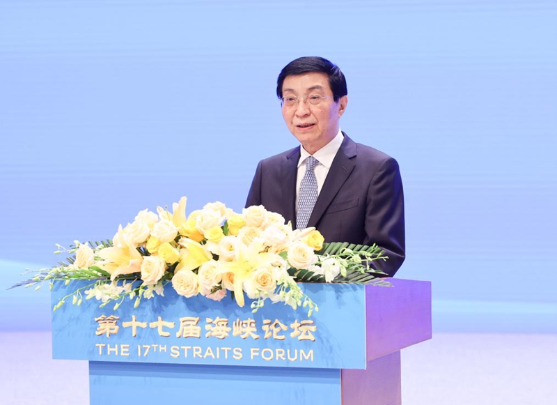 Wang Huning, mjumbe wa Kamati ya Kudumu ya Ofisi ya Siasa ya Kamati Kuu ya Chama cha Kikomunisti cha China (CPC) na mwenyekiti wa Kamati ya Kitaifa ya Baraza la Mashauriano ya Kisiasa la China, akihutubia kwenye Baraza la 17 la Pande mbili za Mlango-Bahari wa Taiwan mjini Xiamen, Mkoani Fujian, kusini mashariki mwa China, Juni 15, 2025. (Xinhua/Yao Daiwe)