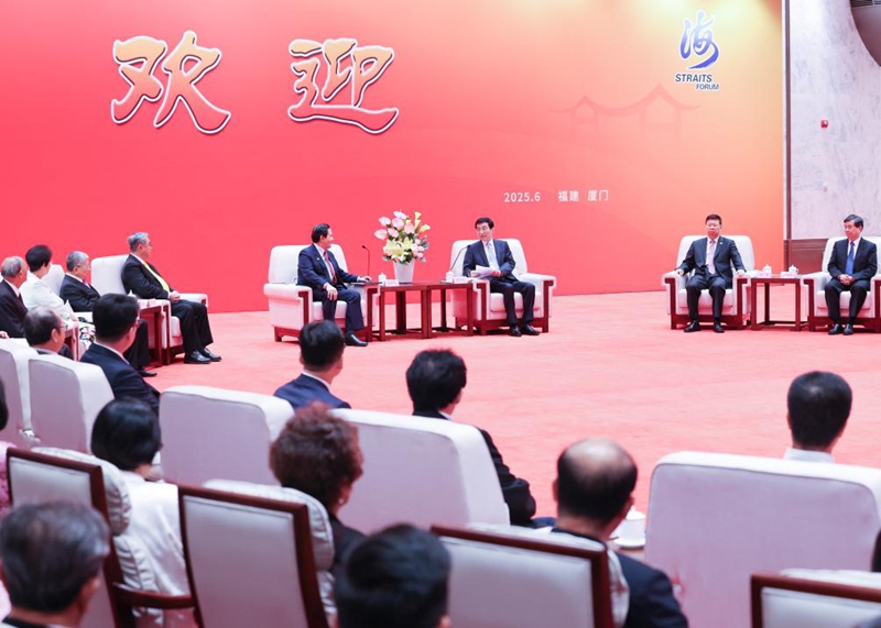 Wang Huning, mjumbe wa Kamati ya Kudumu ya Ofisi ya Siasa ya Kamati Kuu ya Chama cha Kikomunisti cha China (CPC) na mwenyekiti wa Kamati ya Taifa ya Baraza la Mashauriano ya Kisiasa la China, akikutana Ma Ying-jeou na wageni wengine kutoka Taiwan kabla ya kufunguliwa kwa Baraza la 17 la Pande mbili za Mlango-Bahari wa Taiwan mjini Xiamen, Mkoani Fujian, kusini mashariki mwa China, Juni 15, 2025. (Xinhua/Yao Daiwe)