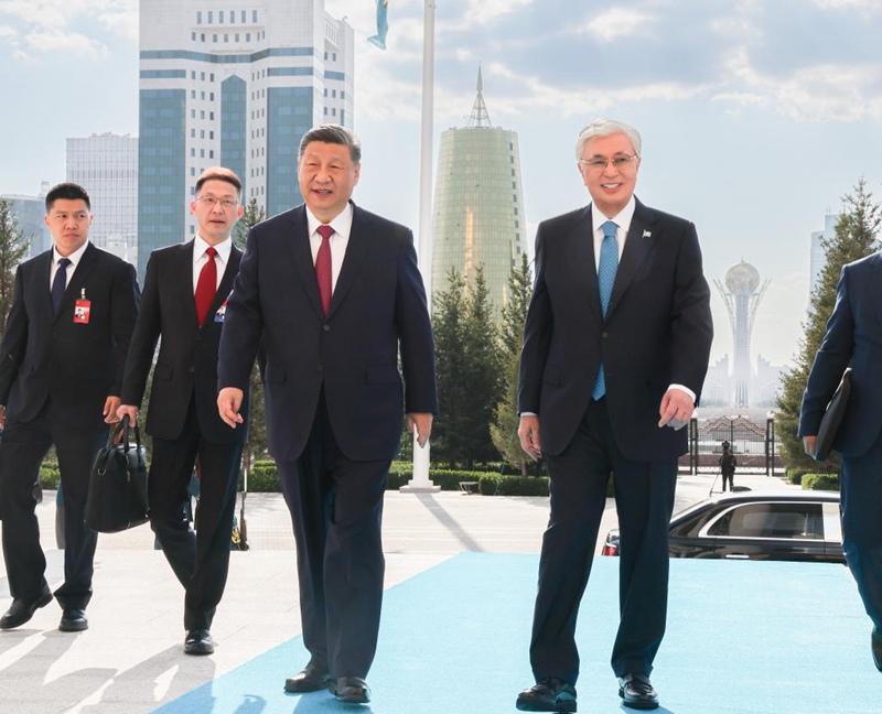 Rais Xi Jinping wa China na Rais wa Kazakhstan Kassym-Jomart Tokayev wakitembea kuelekea ikulu ya rais mjini Astana, Kazakhstan, Juni 16, 2025. (Xinhua/Ding Lin)