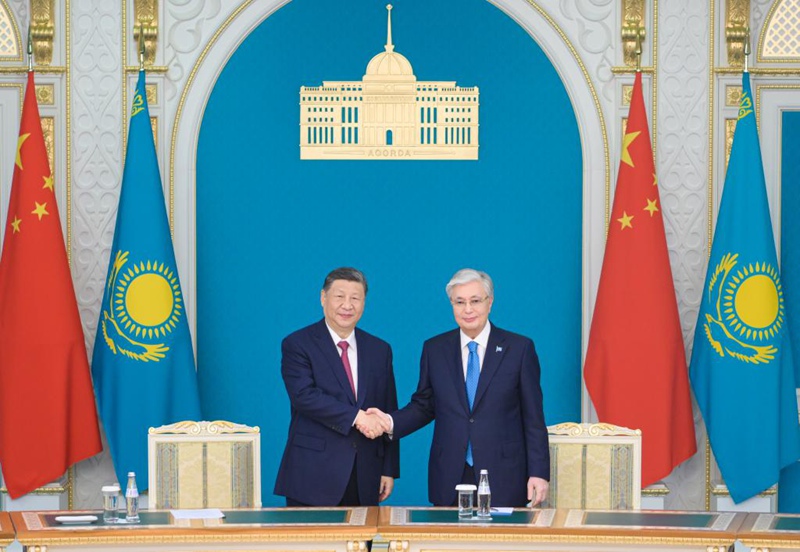Rais Xi Jinping wa China akipeana mkono na Rais wa Kazakhstan Kassym-Jomart Tokayev katika ikulu ya rais mjini Astana, Kazakhstan, Juni 16, 2025. (Xinhua/Li Tao)