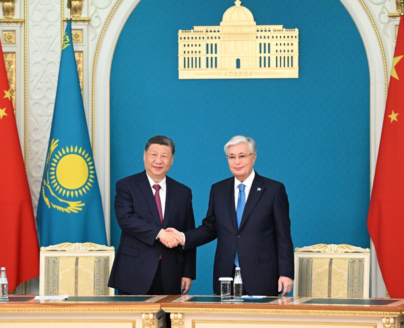 Rais Xi Jinping wa China akipeana mkono na Rais wa Kazakhstan Kassym-Jomart Tokayev katika ikulu ya rais mjini Astana, Kazakhstan, Juni 16, 2025. (Xinhua/Yan Yan)