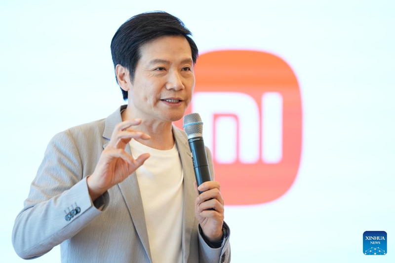 Lei Jun, mwanzilishi na mwenyekiti wa Xiaomi, akizungumza na wanahabari kwenye kiwanda cha magari cha Xiaomi mjini Beijing, mji mkuu wa China, Juni 16, 2025. (Xinhua/Zheng Huansong)