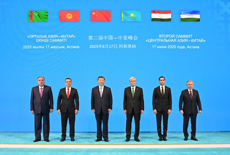 Rais wa China Xi Jinping, Rais wa Kazakhstan Kassym-Jomart Tokayev, Rais wa Kyrgyzstan Sadyr Japarov, Rais wa Tajikistan Emomali Rahmon, Rais wa Turkmenstan Serdar Berdimuhamedov na Rais wa Uzbekistan Shavkat Mirziyoyev wakiwa katika picha ya pamoja mjini Astana, Kazakhstan, Juni 17, 2025. (Xinhua/Xie Huanchi)