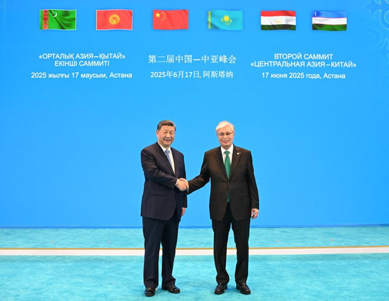Rais Xi Jinping wa China akipeana mkono na Rais wa Kazakhstan Kassym-Jomart Tokayev mjini Astana, Kazakhstan, Juni 17, 2025. (Xinhua/Xie Huanchi)