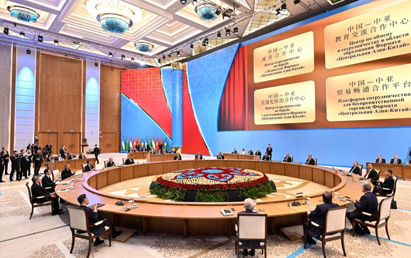 Rais Xi Jinping wa China, Rais wa Kazakhstan Kassym-Jomart Tokayev, Rais wa Kyrgyzstan Sadyr Japarov, Rais wa Tajikisstan Emomali Rahmon, Rais wa Turkmenstan Serdar Berdimuhamedov na Rais wa Uzbekistan Shavkat Mirziyoyev wakishuhudia uzinduzi wa kituo cha ushirikiano wa kupunguza umaskini cha China na Asia ya Kati, kituo cha mawasiliano na ushirikiano wa elimu cha China na Asia ya Kati, kituo cha ushirikiano wa kudhibiti hali ya kuenea kwa jangwa cha China na Asia ya Kati na jukwaa la ushirikiano wa kuwezesha biashara cha China na Asia ya Kati mjini Astana, Kazakhstan, Juni 17, 2025. (Xinhua/Yin Bogu)