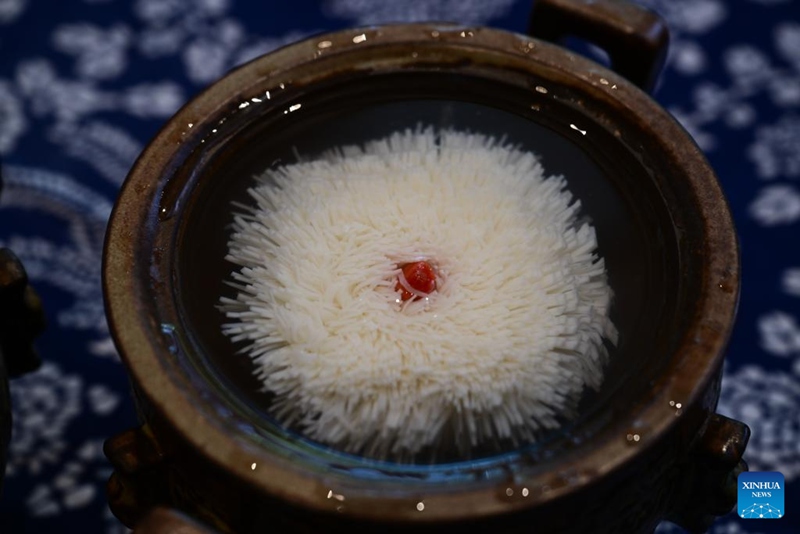 Picha hii iliyopigwa tarehe 8 Aprili 2025 ikionyesha "tofu yenye umbo la maua ya Chrysanthemum" iliyotengenezwa na Zhang Shihong, mrithi wa ustadi wa kuandaa karamu ya tofu, katika Wilaya ya Shouxian ya Mji wa Huainan, Mkoa wa Anhui, mashariki mwa China. (Xinhua/Zhou Mu)