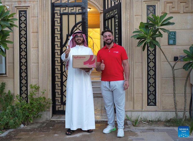 Kifurushi cha kwanza cha bidhaa kutoka kampuni ya JINGDONG Logistics nchini Saudi Arabia kikifika mikononi mwa mkazi wa Riyadh mjini Riyadh, Saudi Arabia, tarehe 18 Juni 2025. (JD Logistics/kupitia Xinhua)