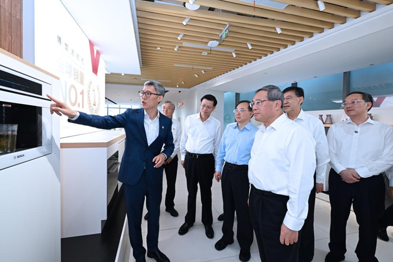 Waziri Mkuu wa China Li Qiang, ambaye pia ni mjumbe wa Kamati ya Kudumu ya Ofisi ya Ssiasa ya Kamati Kuu ya Chama cha Kikomunisti cha China (CPC), akitembelea kampuni ya vifaa vya matumizi ya nyumbani vya kutumia umeme mjini Nanjing, Mkoani Jiangsu, mashariki mwa China, Juni 16, 2025. (Xinhua/Rao Aimin)