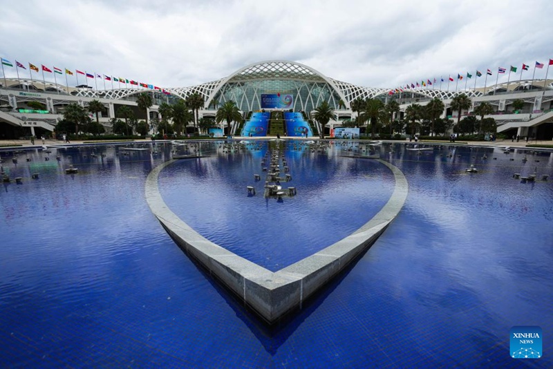 Picha hii iliyopigwa tarehe 19 Juni 2025 ikionyesha mwonekano wa Kituo cha Kimataifa cha Mikutano na Maonyesho cha Kunming Dianchi, ukumbi wa Maonyesho ya 9 ya China na Asia Kusini mjini Kunming, Mkoa wa Yunnan, kusini-magharibi mwa China. (Xinhua/Chen Xinbo)