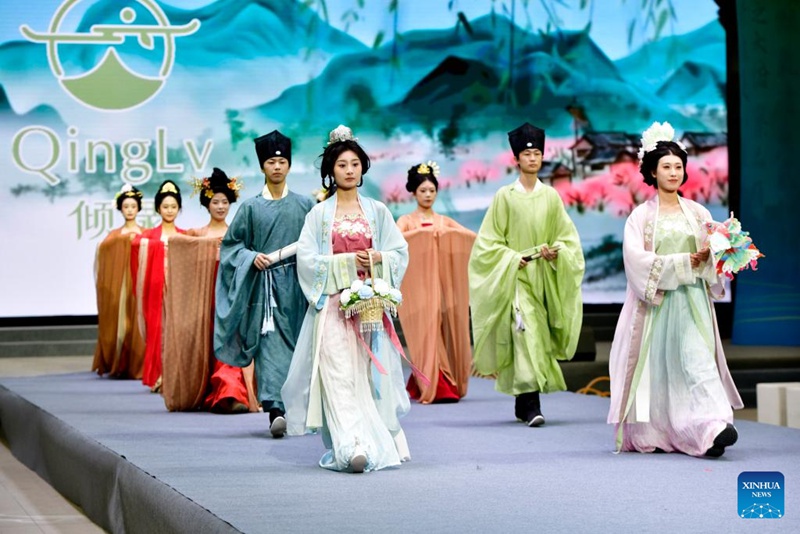 Wanamitindo wakionyesha mavazi ya kijadi ya Hanfu jukwaani kwenye mkutano wa kutangaza mavazi ya Hanfu uliofanyika kwenye eneo maalum la viwanda la uchumi wa kidijitali katika Wilaya ya Caoxian, Mkoa wa Shandong, mashariki mwa China, Aprili 10, 2025. (Xinhua/Guo Xulei)