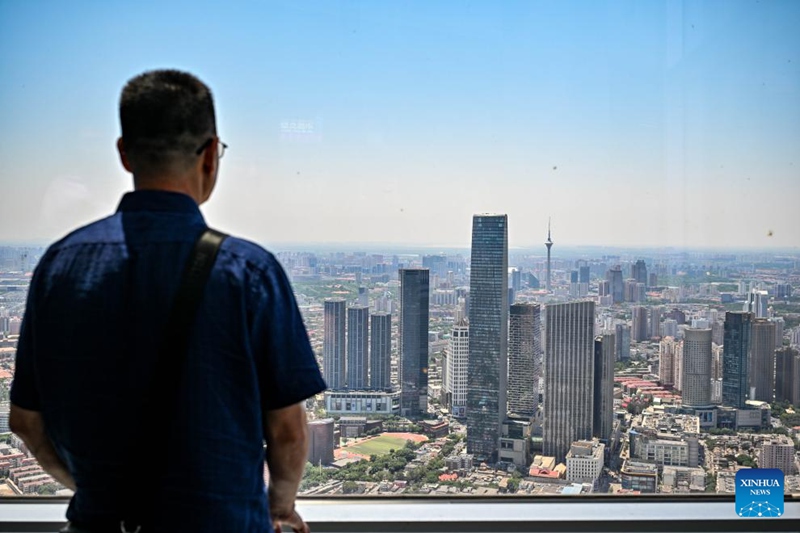 Mtalii akitazama mandhari ya mji wa Tianjin kwenye Ukumbi wa Kuutazama Mji wa “Kilele cha Tianjin” wa Kituo cha Mambo ya Kifedha cha Dunia cha Tianjin (TWFC) mjini Tianjin, kaskazini mwa China, Juni 22, 2025. (Xinhua/Sun Fanyue)