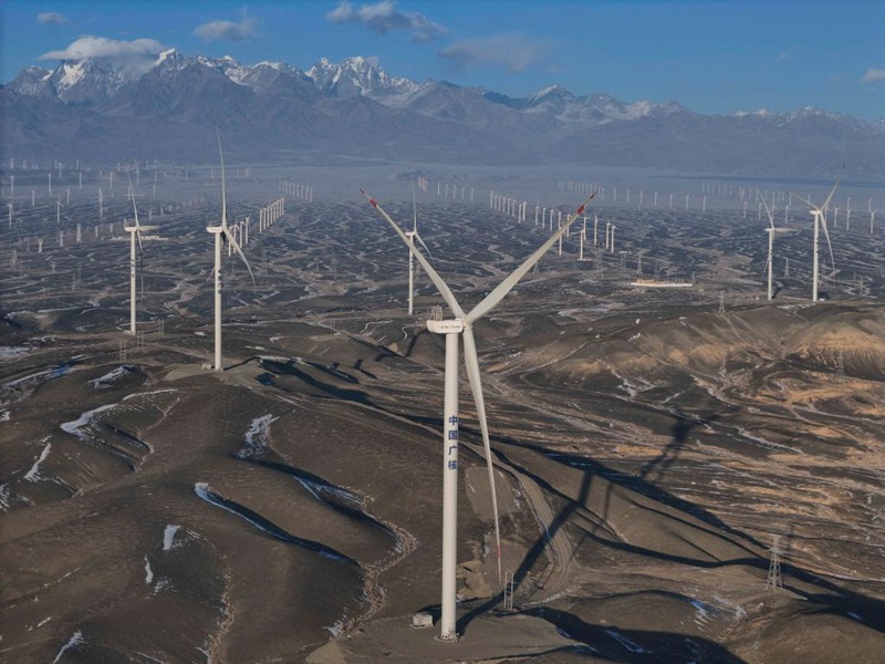 Picha iliyopigwa Desemba 28, 2024 ikionyesha mitambo ya kuzalisha umeme kwa nishati ya upepo katika eneo la Dabancheng, linalojulikana pia kwa jina la "Bonde la Upepo la China," katika Mkoa unaojiendesha wa Kabila la Wauygur wa Xinjiang, kaskazini magharibi mwa China. (Xinhua/Hu Huhu)