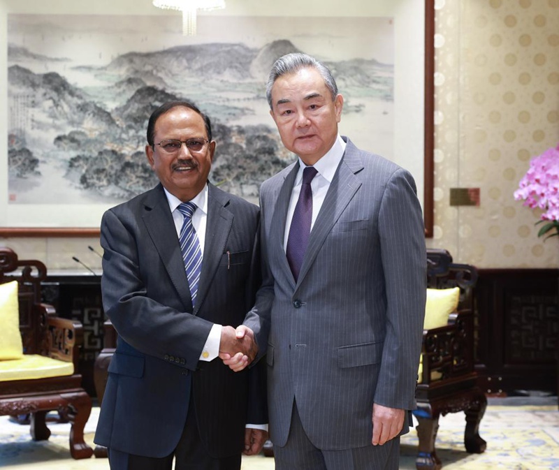 Wang Yi, Mjumbe wa Ofisi ya Siasa ya Kamati Kuu ya Chama cha Kikomunisti cha China (CPC) na Mkurugenzi wa ofisi wa Kamisheni ya mambo ya nje ya Kamati Kuu ya CPC, akikutana na Shri Ajit Doval, mshauri wa usalama wa taifa wa India na mwakilishi maalum wa suala la mpaka kati ya India na China, mjini Beijing, mji mkuu wa China, Juni 23, 2025. (Xinhua/Wang Ye)