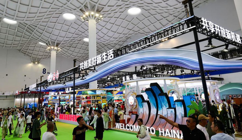 Watu wakitembelea Eneo la Chapa za Ndani la Maonyesho ya 5 ya Kimataifa ya Bidhaa za Matumizi ya China (CICPE) mjini Haikou, Mkoani Hainan, kusini mwa China, Aprili 17, 2025. (Xinhua/Yang Guanyu)