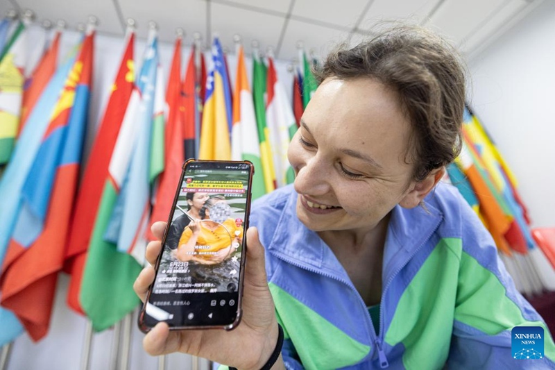 Msichana wa Russia amwokoa mwanamke aliyekuwa akizama wakati wa safari yake ya mahafali mjini Shaoxing, China