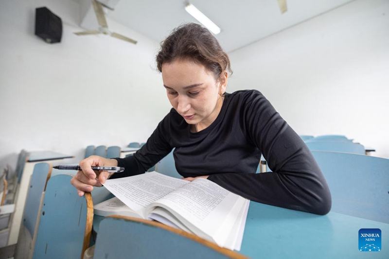 Msichana wa Russia amwokoa mwanamke aliyekuwa akizama wakati wa safari yake ya mahafali mjini Shaoxing, China