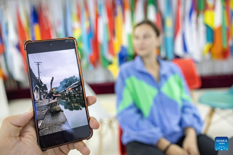 Msichana wa Russia amwokoa mwanamke aliyekuwa akizama wakati wa safari yake ya mahafali mjini Shaoxing, China