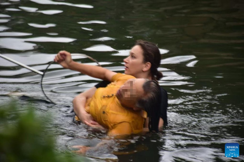 Msichana wa Russia amwokoa mwanamke aliyekuwa akizama wakati wa safari yake ya mahafali mjini Shaoxing, China