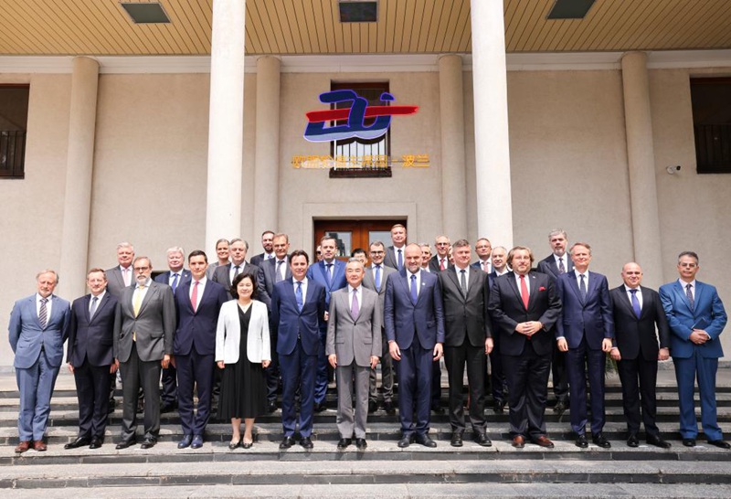 Waziri wa Mambo ya Nje wa China Wang Yi, ambaye pia ni mjumbe wa Ofisi ya Siasa ya Kamati Kuu ya Chama cha Kikomunisti cha China (CPC), akikutana na wajumbe wa kidiplomasia nchini China kutoka Umoja wa Ulaya (EU) na nchi wanachama wake mjini Beijing, mji mkuu wa China, Juni 25, 2025. (Xinhua/Pang Xinglei)