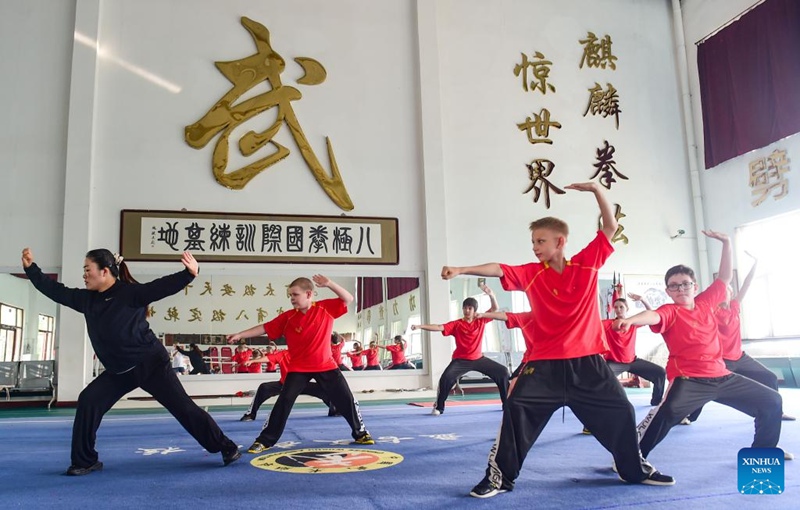Kocha akiwaongoza wanafunzi wa Russia kufanya mazoezi ya Bajiquan, aina ya Kung Fu yenye nguvu, kwenye kituo cha mafunzo katika Wilaya ya Qingxian, Mji wa Cangzhou, Mkoa wa Hebei, kaskazini mwa China, Juni 25, 2025. (Picha na Fu Xinchun/Xinhua)