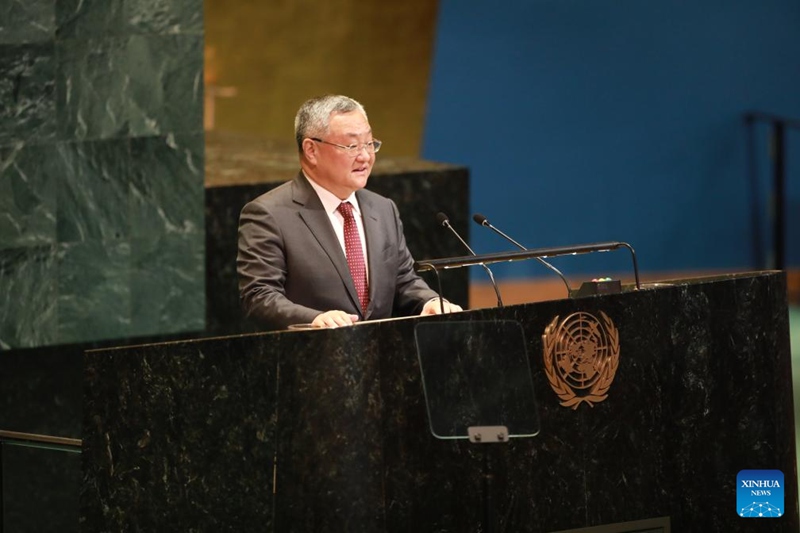 Fu Cong, mjumbe wa kudumu wa China kwenye Umoja wa Mataifa  akitoa hotuba kwenye shughuli ya Baraza Kuu ya kuadhimisha miaka 80 tangu kutiwa saini kwa Katiba ya Umoja wa Mataifa   katika makao makuu ya Umoja wa Mataifa mjini New York, Juni 26, 2025. (Xinhua/Xie E)