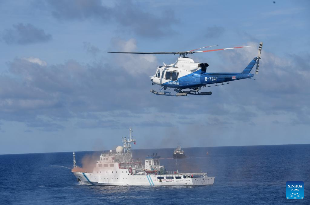 Zoezi la uokoaji wa dharura baharini katika Mji wa Sansha likifanyika kwenye maji karibu na Kisiwa cha Yongxing cha Visiwa vya Xisha, Mkoa wa Hainan, kusini mwa China, Juni 26, 2025. (Xinhua/Zhao Yingquan)