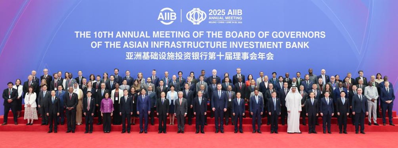 Waziri Mkuu wa China Li Qiang akihudhuria na kuhutubia ufunguzi wa Mkutano wa 10 wa Mwaka wa Bodi ya Magavana wa Benki ya Uwekezaji wa Miundombinu ya Asia (AIIB) mjini Beijing, mji mkuu wa China, Juni 26, 2025. (Xinhua/Ding Haitao)