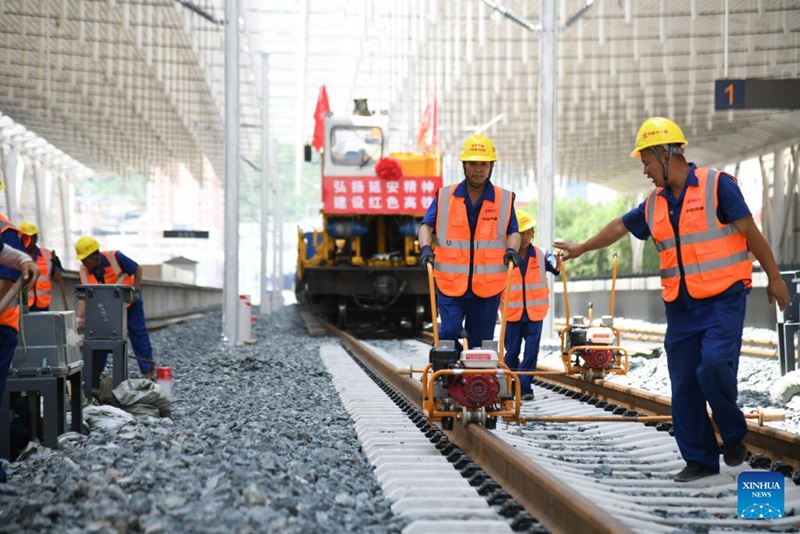 Utandazaji njia ya reli ya mwendokasi inayounganisha Xi'an na Yan'an katika Mkoa wa Shaanxi, China wakamilika