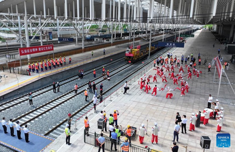 Utandazaji njia ya reli ya mwendokasi inayounganisha Xi'an na Yan'an katika Mkoa wa Shaanxi, China wakamilika