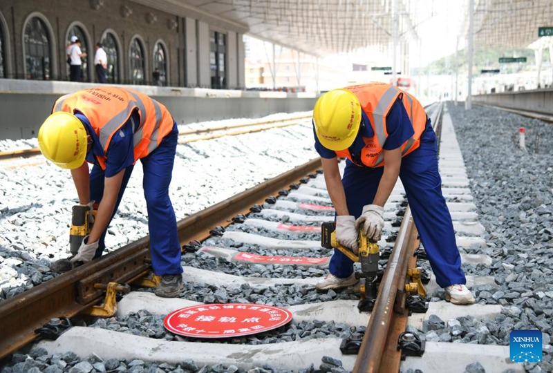 Utandazaji njia ya reli ya mwendokasi inayounganisha Xi'an na Yan'an katika Mkoa wa Shaanxi, China wakamilika