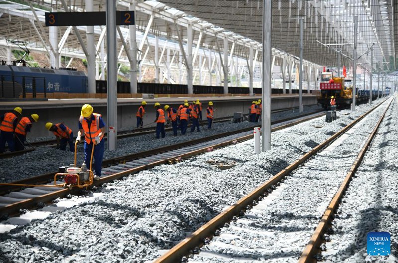 Wafanyakazi wakifanya kazi ya ujenzi katika Stesheni ya Reli ya Yan'an mjini Yan'an, Mkoa wa Shaanxi, kaskazini-magharibi mwa China, Julai 1, 2025. (Xinhua/Zhang Bowen)