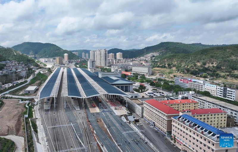 Utandazaji njia ya reli ya mwendokasi inayounganisha Xi'an na Yan'an katika Mkoa wa Shaanxi, China wakamilika