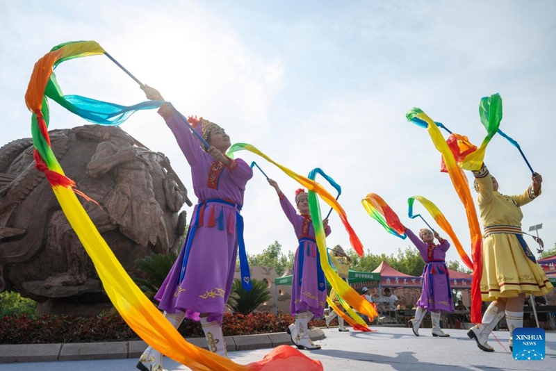 Wacheza ngoma wakifanya onyesho kwenye shughuli yenye maudhui ya Wurigong katika kijiji cha Kabila la Wahezhe cha Zhuaji katika Mji Mdogo wa Wusu Mjini Fuyuan, Mkoa wa Heilongjiang, kaskazini-mashariki mwa China, Julai 1, 2025. (Xinhua/Zhang Tao)