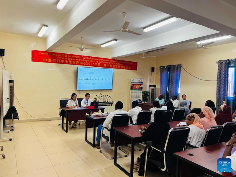 Madaktari wa kundi la 24 la timu ya Wataalamu wa matibabu ya China nchini Niger wakitoa mafunzo kuhusu matibabu ya tiba za jadi za China katika Hospitali Kuu ya Rufaa ya Niamey, Niger, Juni 27, 2025. (Kundi la 34 la timu ya wataalamu wa matibabu ya China nchini Niger/kupitia Xinhua)