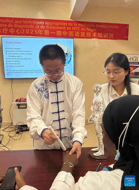 Madaktari wa kundi la 24 la timu ya wataalamu wa matibabu ya China nchini Niger wakitoa mafunzo kuhusu matibabu ya tiba za jadi za China katika Hospitali Kuu ya Rufaa ya Niamey, Niger, Juni 27, 2025. (Kundi la 34 la timu ya wataalamu wa matibabu ya China nchini Niger/kupitia Xinhua)