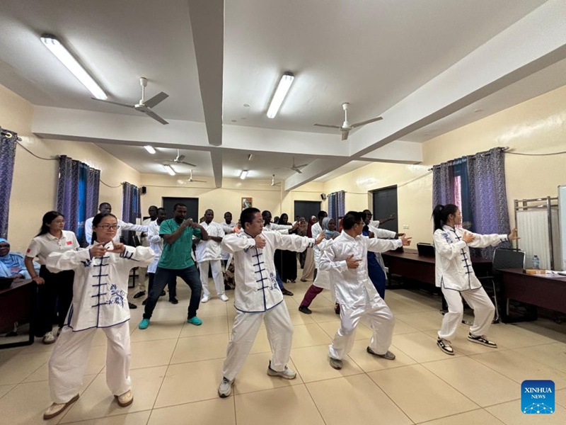 Madaktari wa kundi la 24 la timu ya wataalamu wa matibabu ya China nchini Niger wakitoa mafunzo ya mazoezi ya Baduanjin katika Hospitali Kuu ya Rufaa ya Niamey, Niger, Juni 27, 2025. (Kundi la 34 la timu ya wataalamu wa matibabu ya China nchini Niger/kupitia Xinhua)