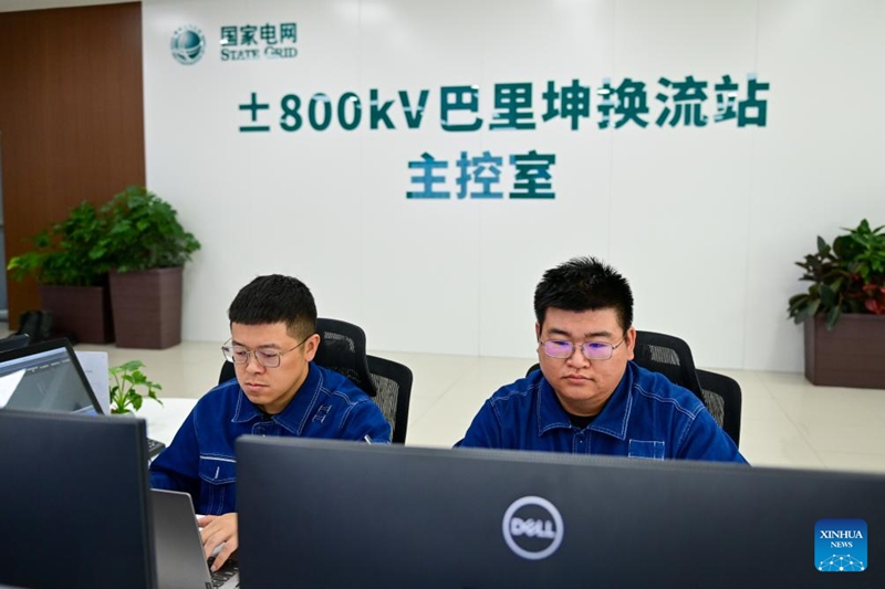 Wafanyakazi wakifanya kazi kwenye chumba kikuu cha udhibiti katika kituo cha kupoza umeme cha Barkol, kituo cha kupeleka umeme cha mradi wa kusafirisha umeme wa nguvu ya juu ya ±800 kV kwa mkondo wa moja kwa moja wa Hami-Chongqing, huko Hami, Mkoa unaojiendesha wa Kabila la Wauygur wa Xinjiang, kaskazini-magharibi mwa China, Juni 10, 2025. (Xinhua/Ding Lei)
