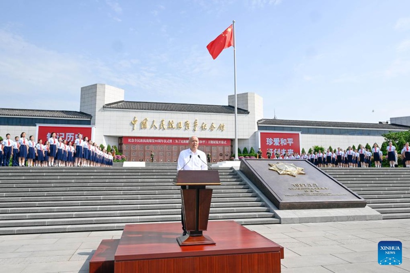 Cai Qi, mjumbe wa Kamati ya Kudumu ya Ofisi ya Siasa ya Kamati Kuu ya Chama cha Kikomunisti cha China (CPC) na Katibu wa Sekretarieti ya Kamati Kuu ya CPC, akitoa hotuba kwenye hafla ya kuadhimisha miaka 88 tangu kuanza kwa vita vya taifa zima dhidi ya uvamizi wa Japan, na kutangaza ufunguzi wa maonyesho yenye kaulimbiu ya "Kwa Ukombozi wa Taifa na Amani Duniani" katika Jumba la Makumbusho ya Vita vya Watu wa China Dhidi ya Uvamizi wa Japan mjini Beijing, mji mkuu wa China, Julai 7, 2025. (Xinhua/Shen Hong)