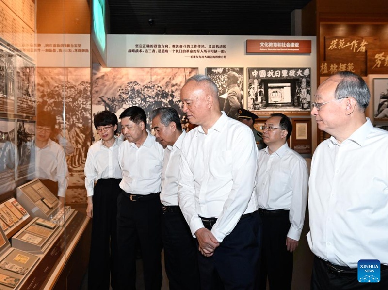 Cai Qi, mjumbe wa Kamati ya Kudumu ya Ofisi ya Siasa ya Kamati Kuu ya Chama cha Kikomunisti cha China (CPC) na Katibu wa Sekretarieti ya Kamati Kuu ya CPC, akitembelea maonyesho yenye kaulimbiu ya "Kwa Ukombozi wa Taifa na Amani Duniani" mjini Beijing, mji mkuu wa China, Julai 7, 2025. (Xinhua/Shen Hong)