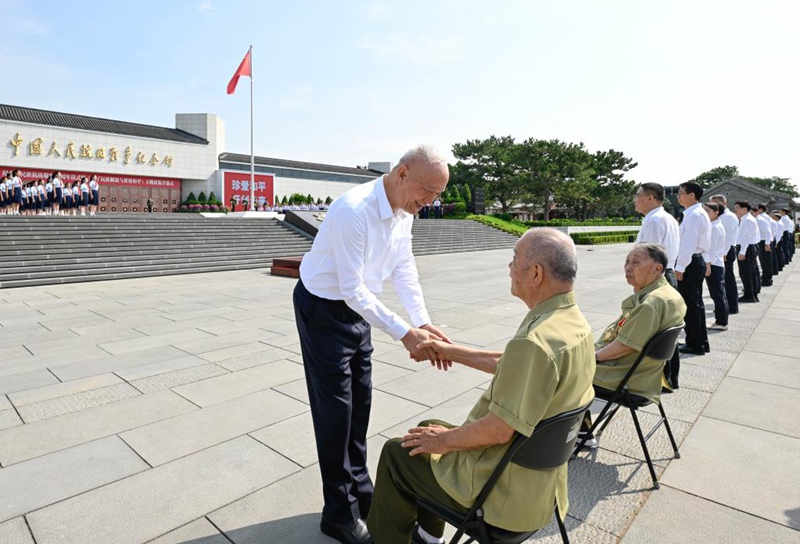 Cai Qi, mjumbe wa Kamati ya Kudumu ya Ofisi ya Siasa ya Kamati Kuu ya Chama cha Kikomunisti cha China (CPC) na Katibu wa Sekretarieti ya Kamati Kuu ya CPC, akipeana mkono na wanajeshi wastaafu katika vita dhidi ya uvamizi wa Japan mjini Beijing, mji mkuu wa China, Julai 7, 2025. (Xinhua/Shen Hong)