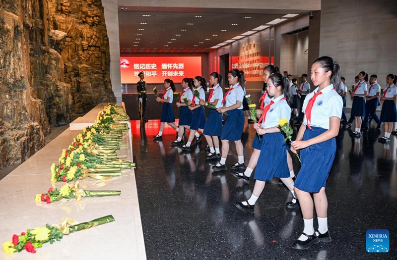 Wanafunzi wakitoa heshima za maua kwa wale waliojitolea maisha yao katika kupigana dhidi ya uvamizi wa Japan kwenye Jumba la Makumbusho ya Vita vyaWatu wa China Dhidi ya Uvamizi wa Japan mjini Beijing, mji mkuu wa China, Julai 7, 2025. (Xinhua/Chen Yehua)