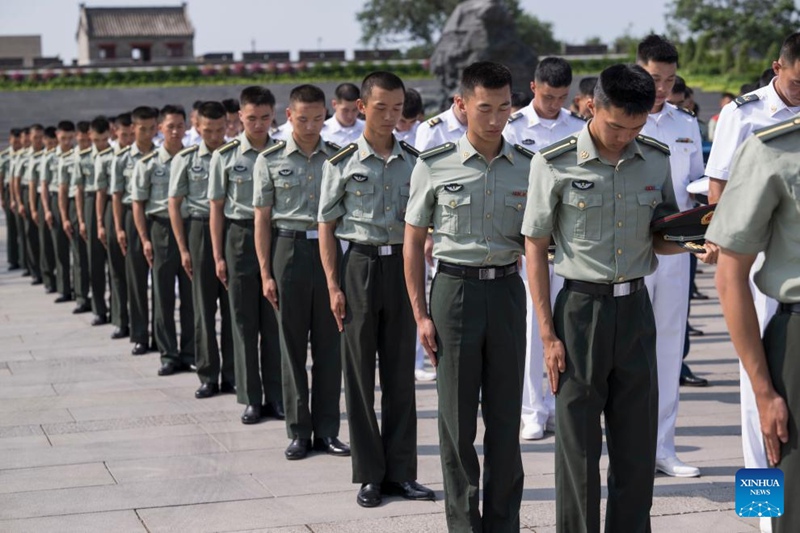Wawakilishi wa wanajeshi wa Jeshi la Ukombozi wa Umma la China wakiwa wamesimama kwa ukimya kutoa heshima kwenye hafla ya kuadhimisha miaka 88 tangu kuanza kwa vita vya taifa zima dhidi ya uvamizi wa Japan, mjini Beijing, mji mkuu wa China, Julai 7, 2025. (Xinhua/Cai Yang)