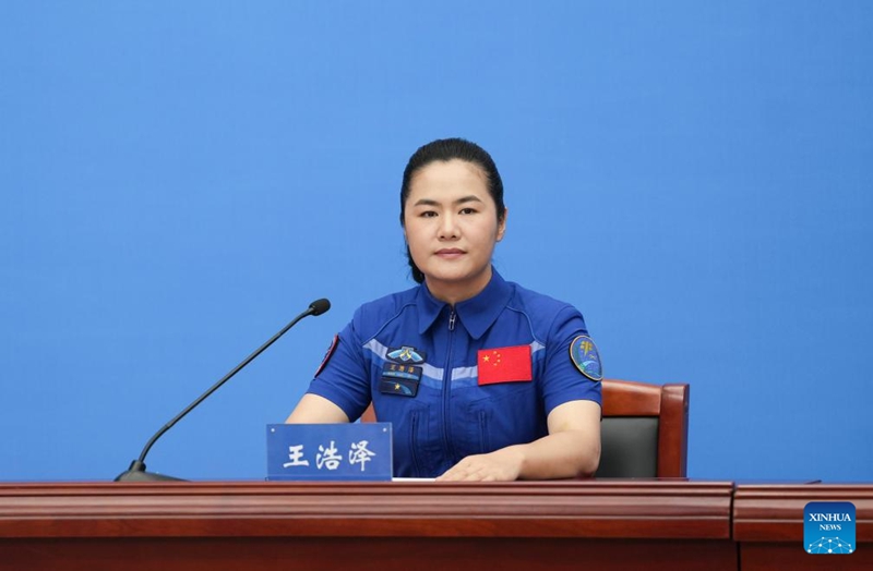Mwanaanga Wang Haoze kutoka safari kwenye anga ya juu ya chombo cha Shenzhou-19 cha China akionekana kwenye mkutano na waandishi wa habari mjini Beijing, Julai 9, 2025. (Xinhua/Li Yanchen)